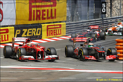 Фернандо Алонсо ведет борьбу с Серхио Пересом