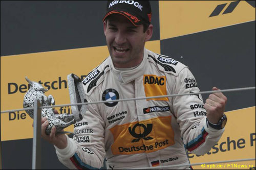 Тимо Глок на подиуме в Шпильберге после гонки DTM