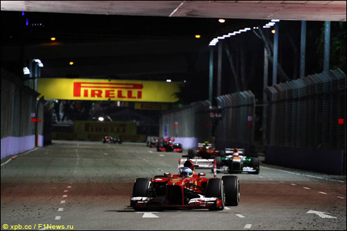 Куски отработанной резины на дистанции и Фернандо Алонсо