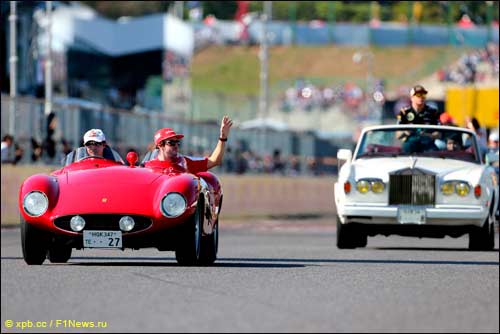 Фернандо Алонсо и Льюис Хэмилтон во время парада пилотов в Сузуке