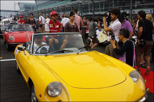 Фернандо Алонсо на параде пилотов в Сингапуре