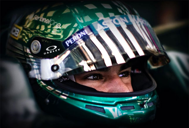 Логотип Oakley на визоре шлема Лэнса Стролла
