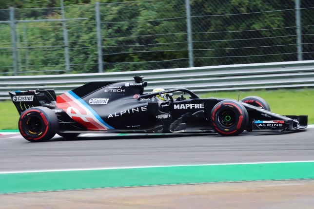 Гуан Ю Чжоу за рулём R.S.18 на тестах в Монце, фото пресс-службы Alpine F1