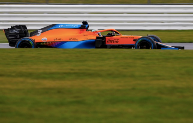 McLaren MCL35M на трассе в Сильверстоуне
