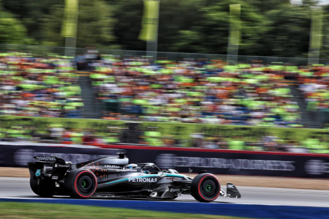 Джордж Расселл за рулём Mercedes W16 на трассе в Сильверстоуне, фото XPB