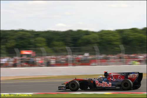 Хайме Альгерсуари на трассе в Сильверстоуне