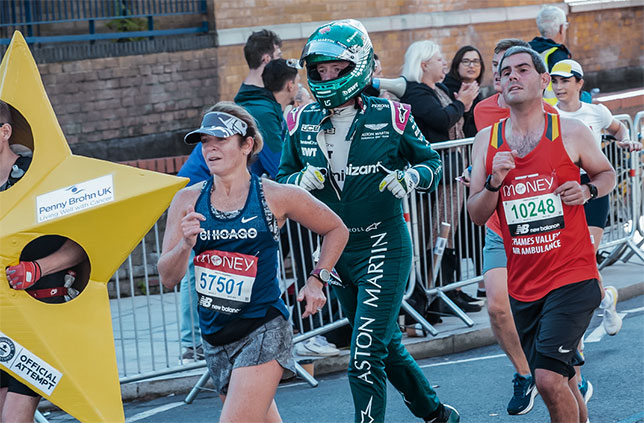 Джордж Кроуфорд на дистанции Лондонского марафона, фото из Twitter команды