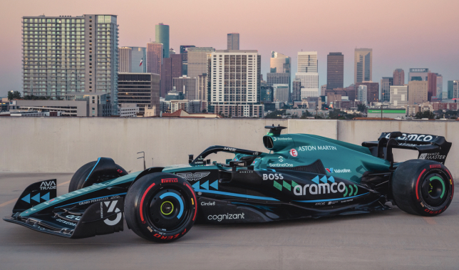 Машина Aston Martin AMR22 на фоне панорамы Хьюстона, фото пресс-службы команды