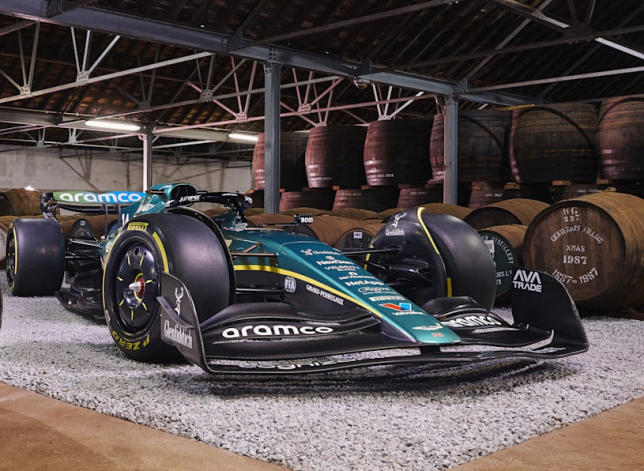 Машина Aston Martin в погребах шотландской вискокурни, фото пресс-службы команды