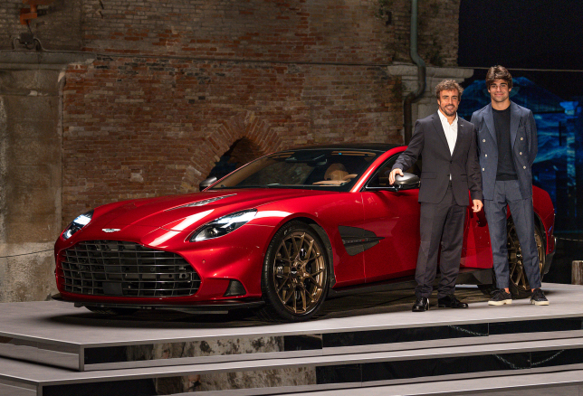 Фернандо Алонсо и Лэнс Стролл на премьере спорткара Aston Martin Vanquish, 2024 год, фото пресс-службы Aston Martin