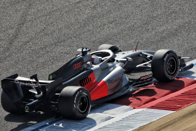 Нико Хюлкенберг за рулём Audi R26 на тестах в Бахрейне, фото XPB