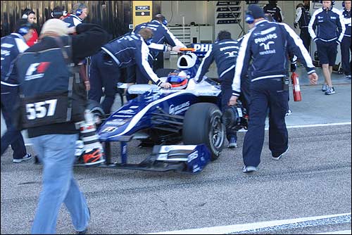 Williams FW32 покидает боксы