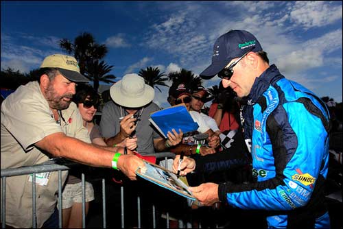 Рубенс Баррикелло раздает автографы в Сан-Паулу