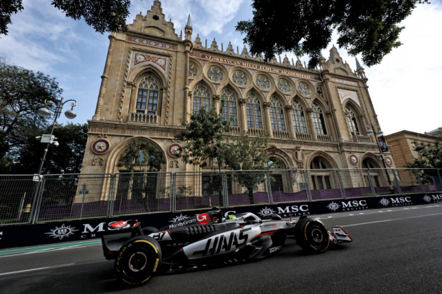 Оливер Берман за рулём VF-25 на тренировках в Баку, фото XPB