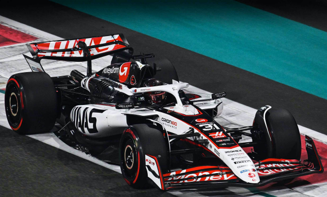 Эстебан Окон за рулём машины Haas VF-25, фото пресс-службы команды