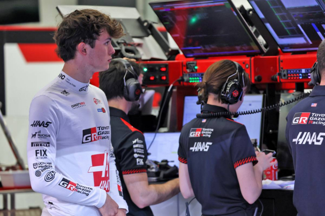 Оливер Берман в боксах Haas на тестах в Бахрейне, фото XPB