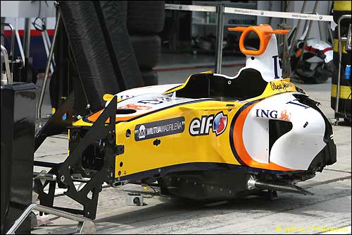 Четверг. Гран При Малайзии. В боксах Renault