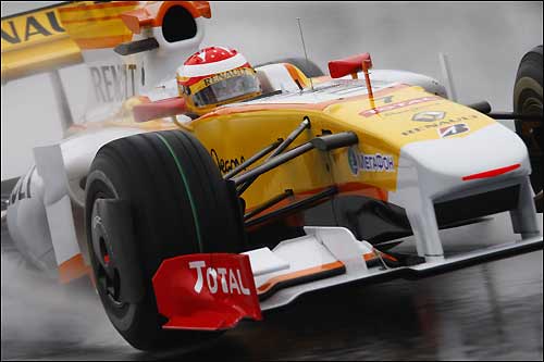 Фернандо Алонсо на трассе в Сузуке