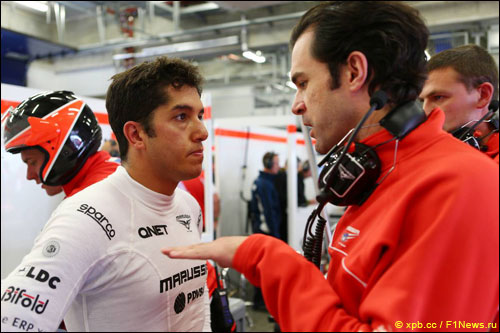 Родольфо Гонсалес в боксах Marussia