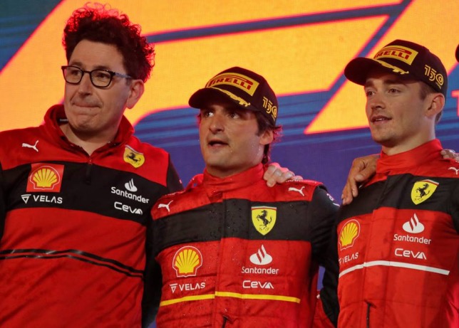 Маттиа Бинотто, Карлос Сайнс и Шарль Леклер на подиуме в Бахрейне, фото XPB