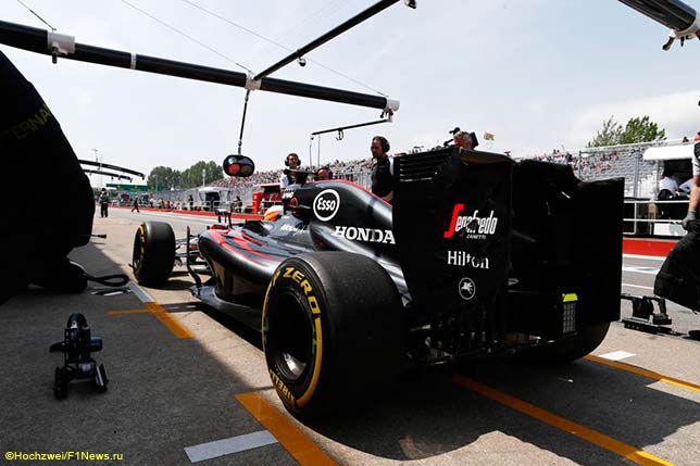 Машина Фернандо Алонсо в боксах McLaren, Канада