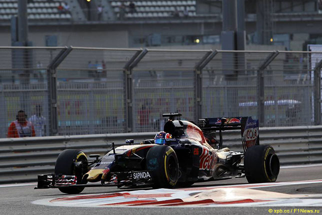 Даниил Квят возвращается в боксы из-за повреждённой шины на тренировке в пятинцу