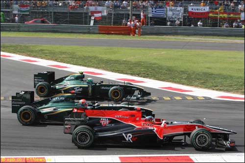 Тимо Глок и гонщики Lotus Racing