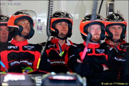 Механики Marussia наблюдают за ходом гонки