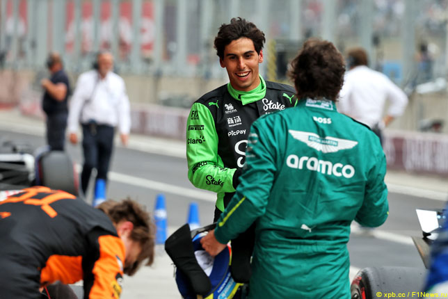 Фернандо Алонсо поздравляет Габриэля Бортолето