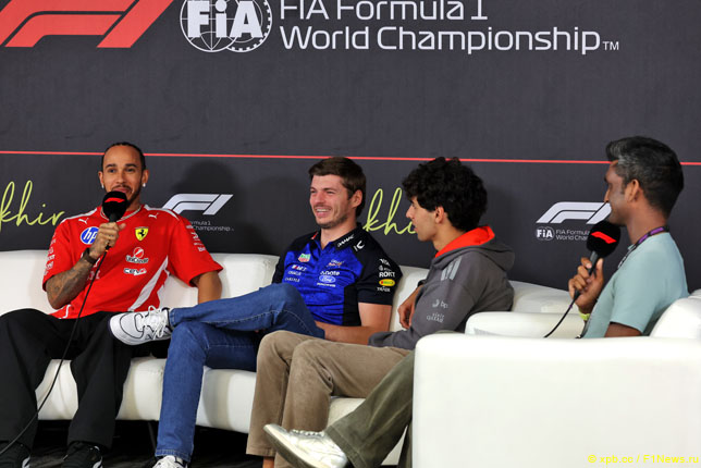 Гонщики на пресс-конференции