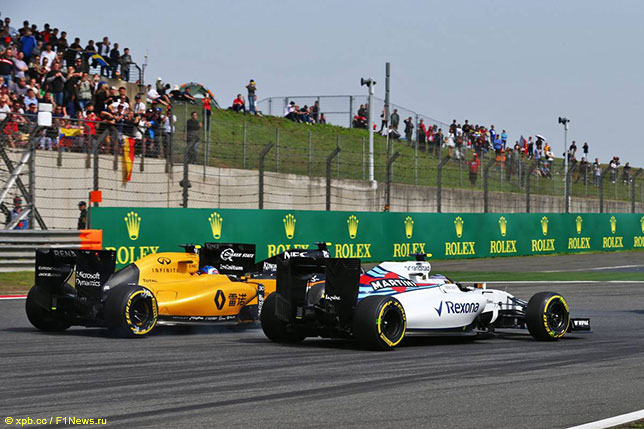 Валттери Боттас сражается за позицию с Джолионом Палмером на трассе Гран При Китая