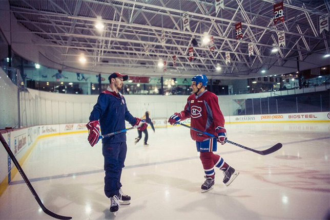 Валттери Боттас (справа) и Пол Байорон, нападающий Montreal Canadiens, на хоккейной тренировке в Монреале