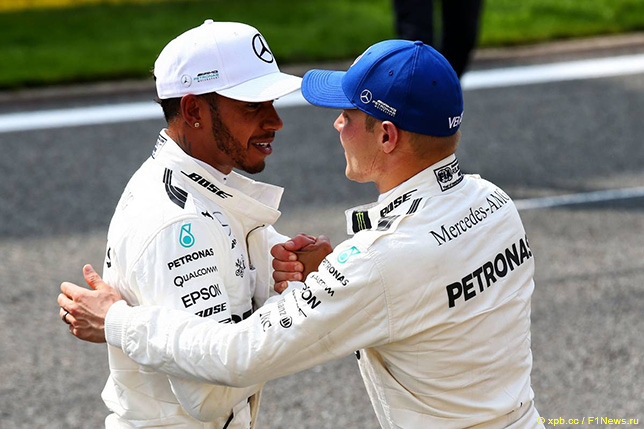 Валттери Боттас поздравляет Льюиса Хэмилтона с победой в Спа