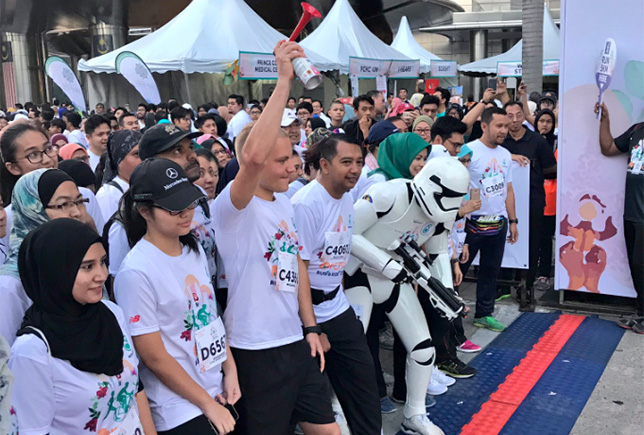 Валттери Боттас вместе с участниками благотворительного забега в Куала-Лумпуре