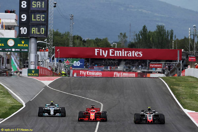 Валттери Боттас теряет позицию по отношению к Себастьяну Феттелю после пит-стопа