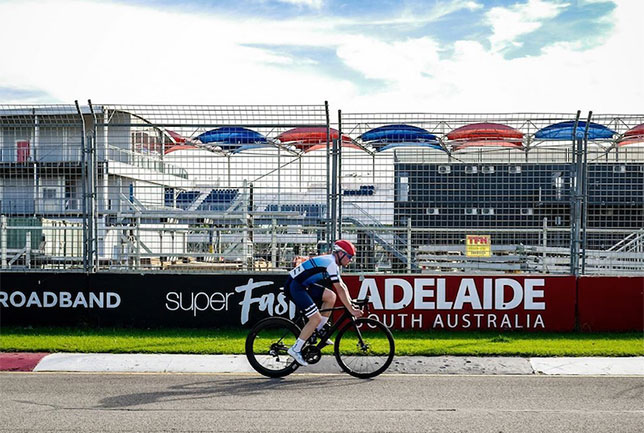 Валттери Боттас принял участие в велогонке, проходившей по улицам Аделаиды