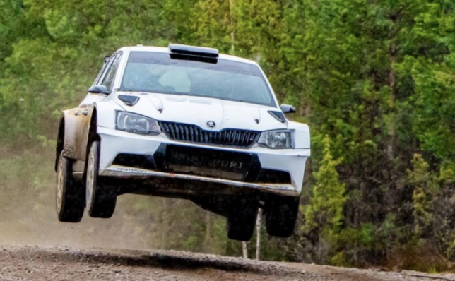 Валттери Боттас тестирует раллийную Skoda Fabia R5, фото из Instagram гонщика