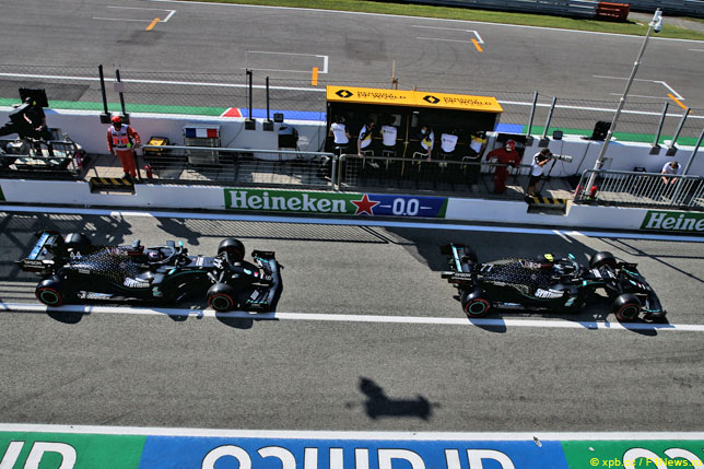 Валттери Боттас выезжает на свою попытку в квалификации впереди Льюиса Хэмилтона