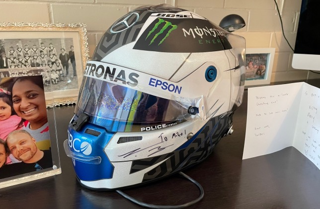 Шлем, подаренный Валттери Боттасом отцу своей подруги, фото из Instagram Майка Кромвелла