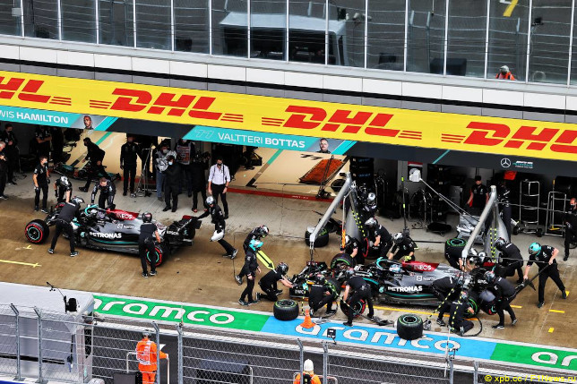 Гран При России. Смена шин в Mercedes по ходу финальной сессии