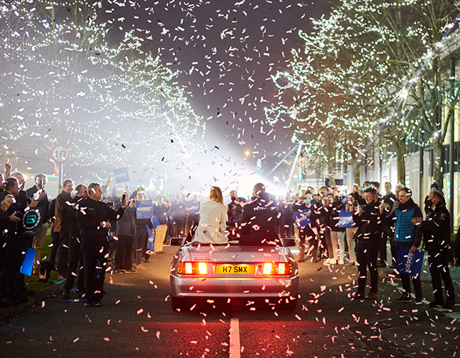 Валттери Боттас и его подруга на празднике на базе Mercedes, фото из  Twitter команды