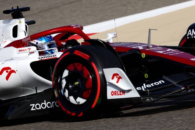 Валттери Боттас за рулём машины Alfa Romeo на трассе в Бахрейне, фото XPB