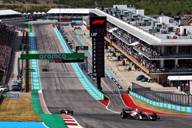 Гуаньюй Чжоу за рулём машины Alfa Romeo на автодроме в Остине, 2022 год, фото XPB