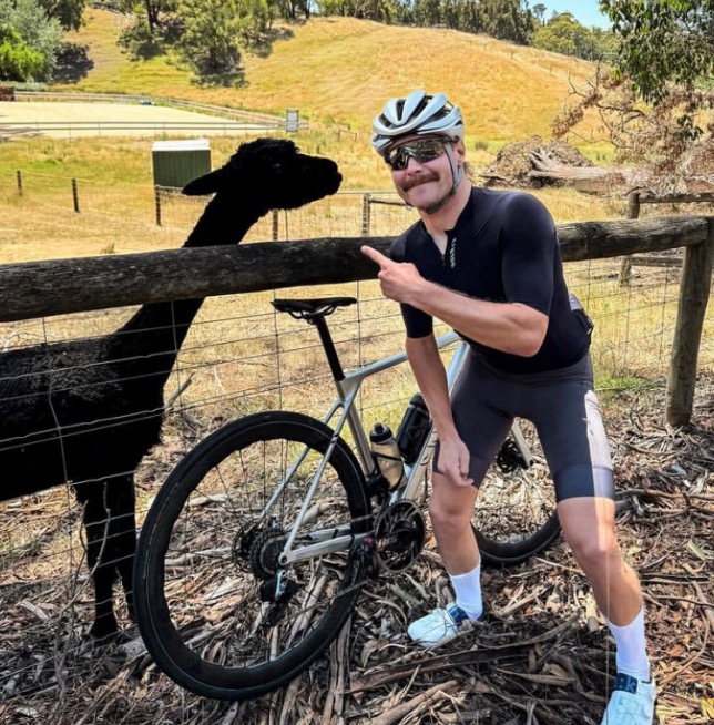 Валттери Боттас заодно знакомится с фауной Австралии, фото из социальных сетей