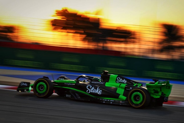 Валттери Боттас за рулём C44 на тестах в Бахрейне, фото XPB