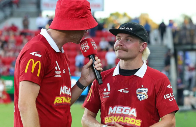 Валттер Боттас на футбольном поле стадиона в Аделаиде, фото из социальных сетей