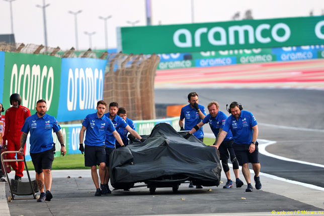 Механики эвакуируют машину Пьера Гасли