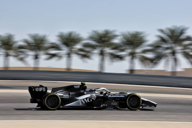 Валттери Боттас за рулём машины Cadillac на тестах в Бахрейне, фото XPB