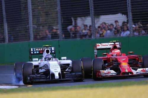 Гран При Австралии. Валттери Боттас (слева) ведет борьбу с Кими Райкконеном