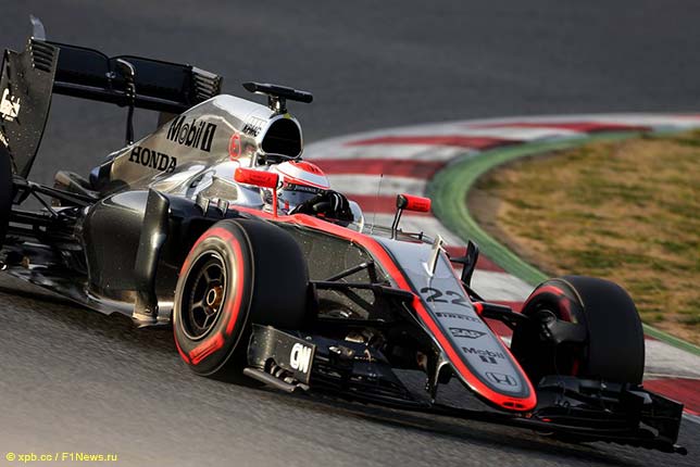Дженсон Баттон за рулём McLaren MP4-30 на трассе в Барселоне